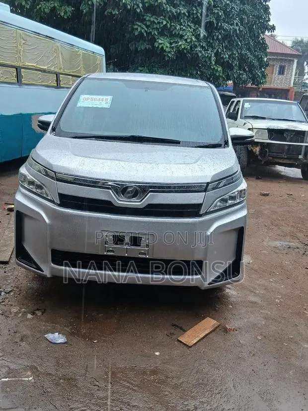 Toyota Voxy 2018 Silver · Photo 1