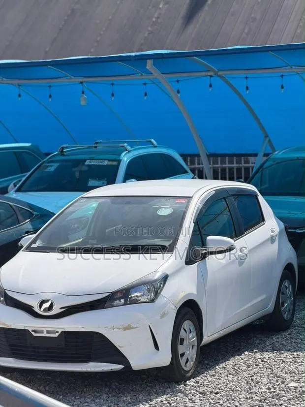 Toyota Vitz 2015 White · Photo 1