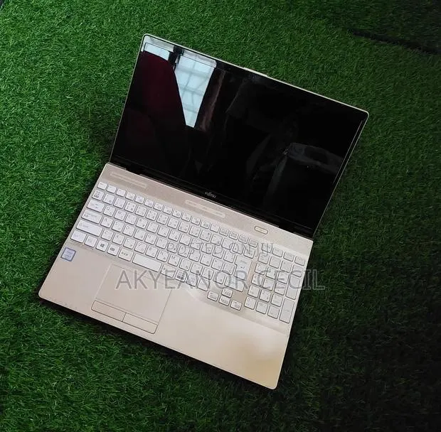 New Laptop Fujitsu 8GB Intel Core i3 SSD 256GB · Photo 1