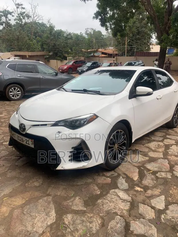 Toyota Corolla 2017 White · Photo 1