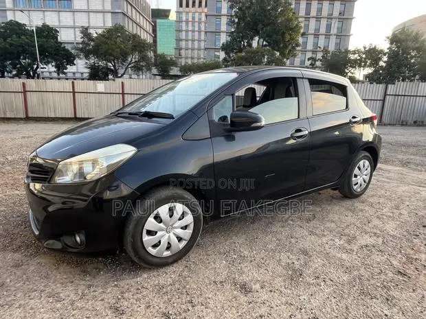 Toyota Vitz 1.3 FWD 5dr 2012 Black · Photo 1