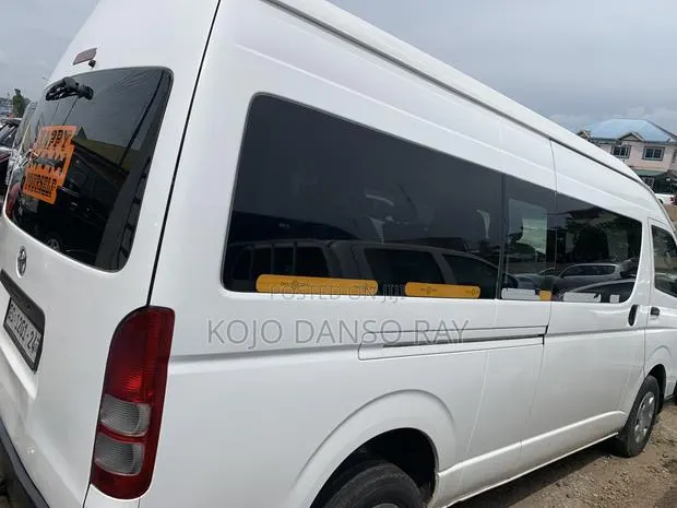 Toyota HiAce 2016 White · Photo 1