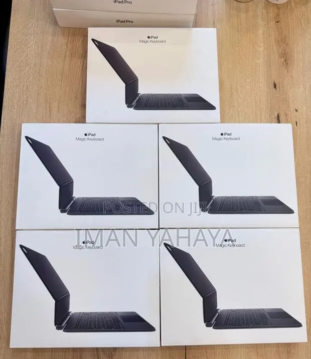 13-Inch iPad Magic Keyboard M4 and M5 Black · Photo 1