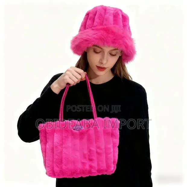 Fluffy Bag With a Hat · Photo 1