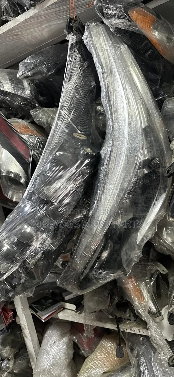 Toyota Yaris 2018-2019-2020-2021 Original Headlight Pair · Photo 1