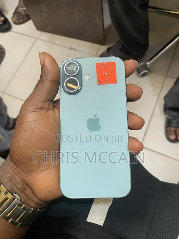 Apple iPhone 16 128 GB Green · Photo 1