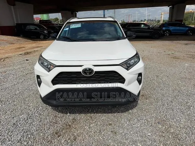 Toyota RAV4 2022 White · Photo 1