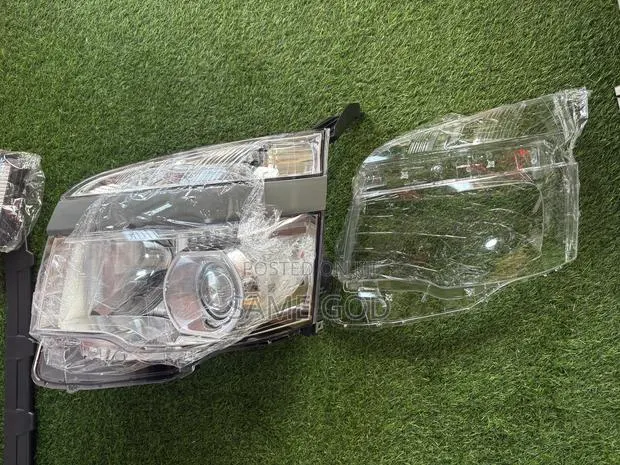 2012 Toyota Voxy Headlights & Taillights · Photo 1