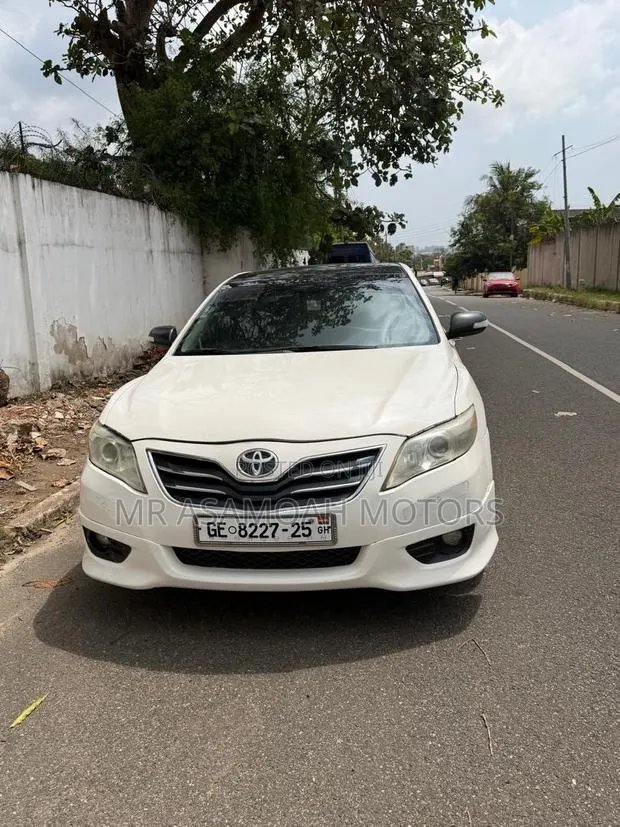 Toyota Camry 2011 White · Photo 1