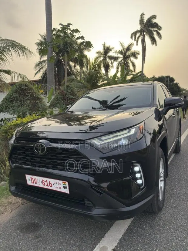 Toyota RAV4 XLE 2021 Black · Photo 1