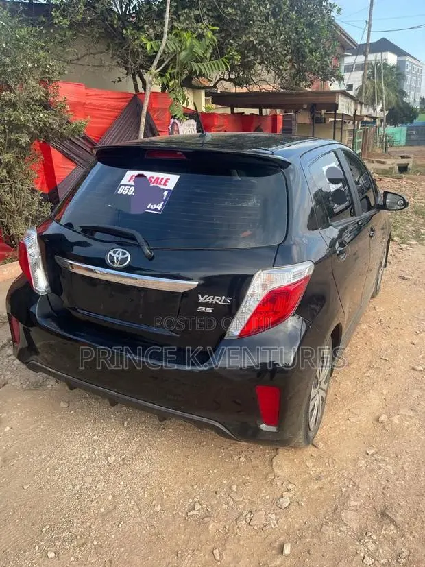 Toyota Yaris 2012 Black · Photo 1