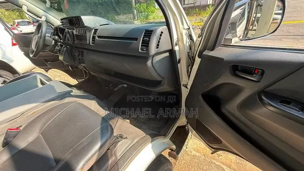 Toyota HiAce 2014 White · Photo 1