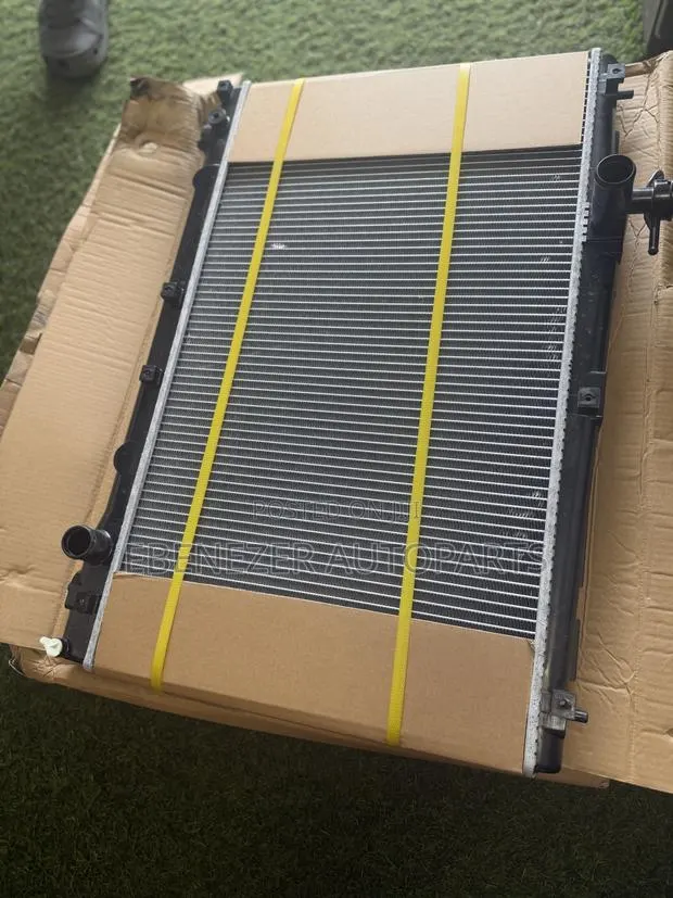 Toyota Voxy Noah Radiator Tank 2008 2009 2010 2011 2012 · Photo 1