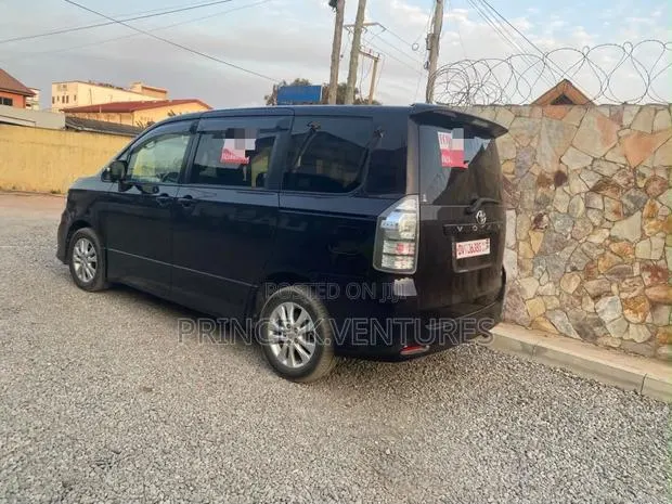 Toyota Voxy V 2WD 8-Seater 2013 Brown · Photo 1