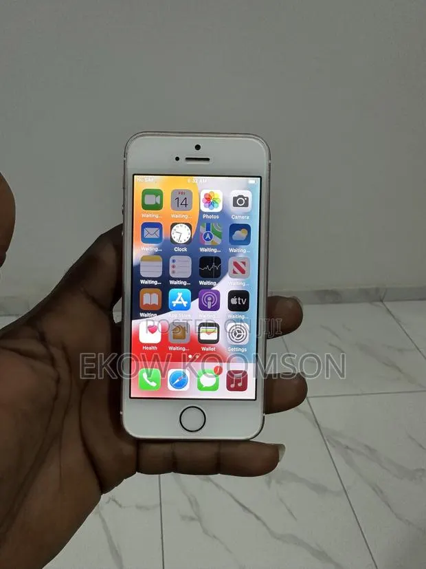 Apple iPhone SE 64 GB Rose Gold · Photo 1