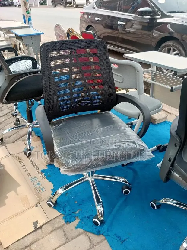 Comfortable Swivel Chair · Photo 1