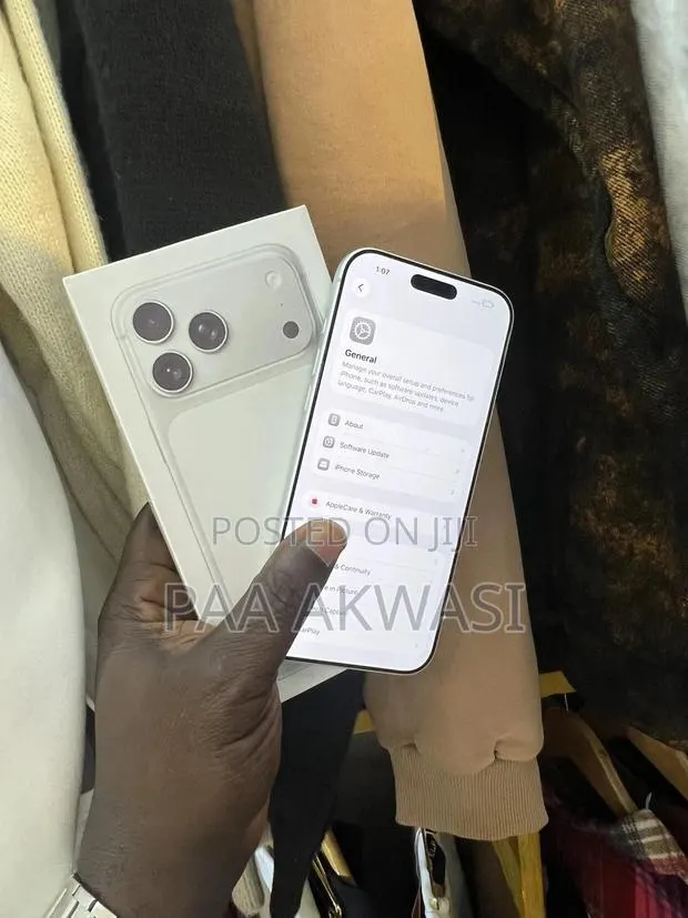 Apple iPhone 17 Pro Max 512 GB Silver · Photo 1