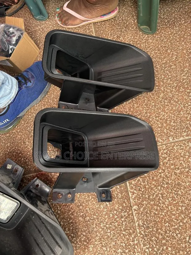 Fog Light Cover Ford F150 2018 One Side · Photo 1
