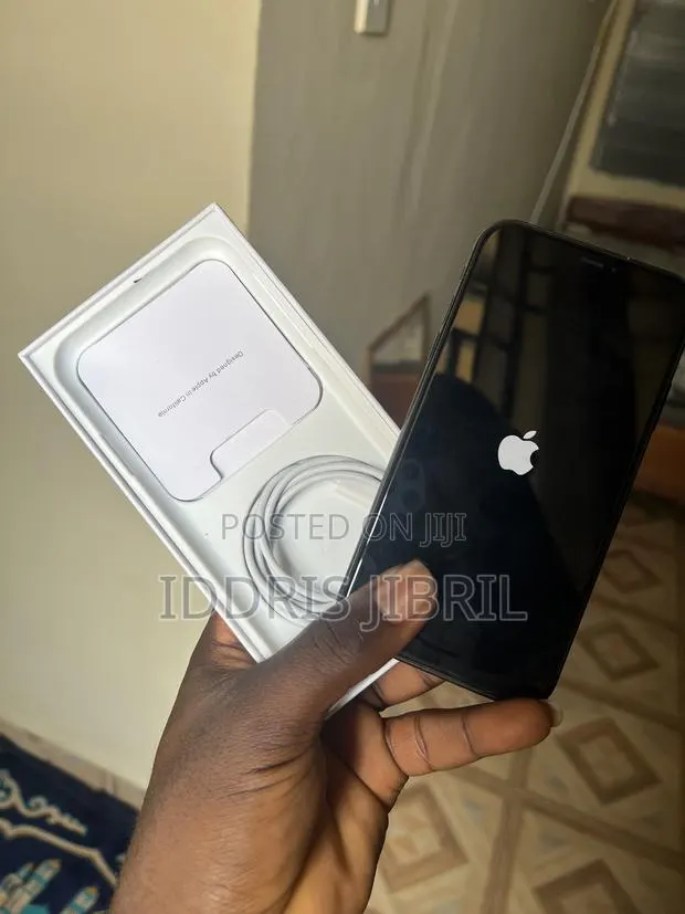 New Apple iPhone 11 64 GB Black · Photo 1
