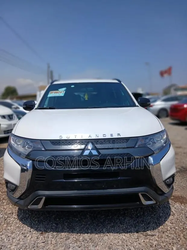 Mitsubishi Outlander 2020 White · Photo 1