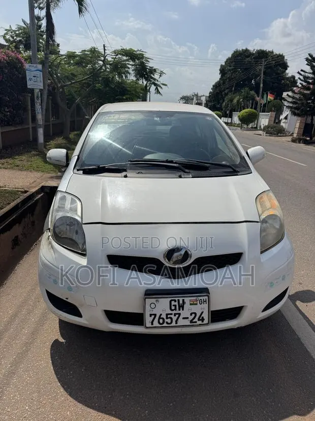 Toyota Vitz 1.3 AWD 3dr 2010 White · Photo 1