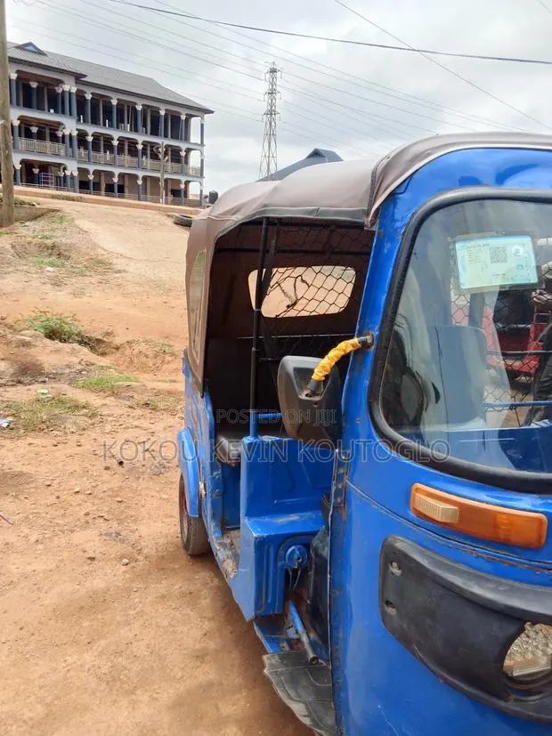 Bajaj RE 2023 Blue · Photo 1