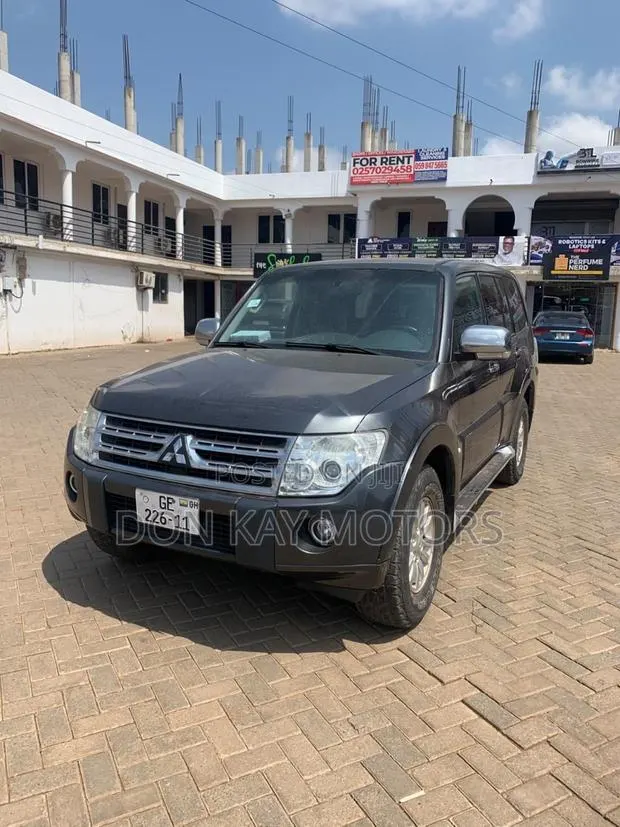 Mitsubishi Pajero 2011 Black · Photo 1