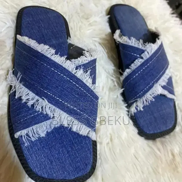 Unisex Slippers · Photo 1