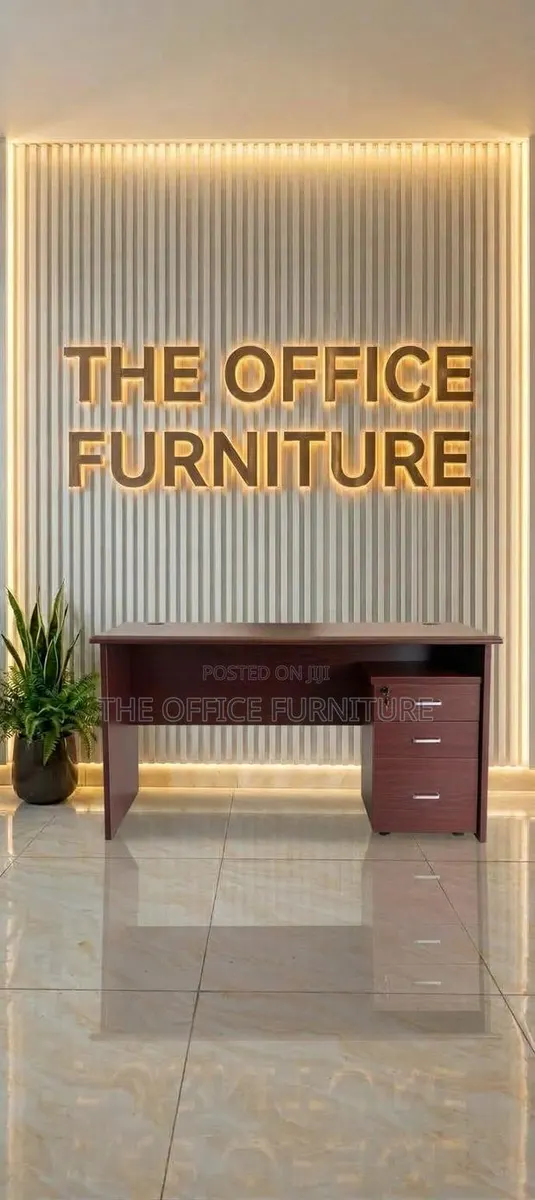 Executive Wooden Office Desk · Photo 1