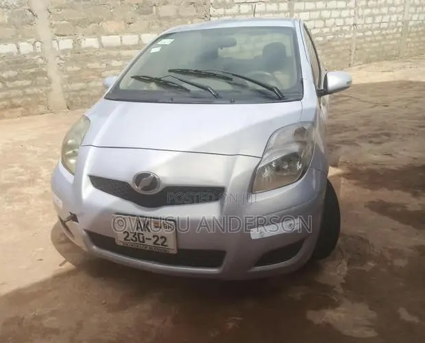Toyota Vitz 2010 Silver · Photo 1