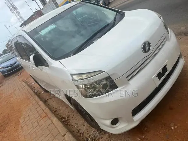 Toyota Voxy 2012 White · Photo 1