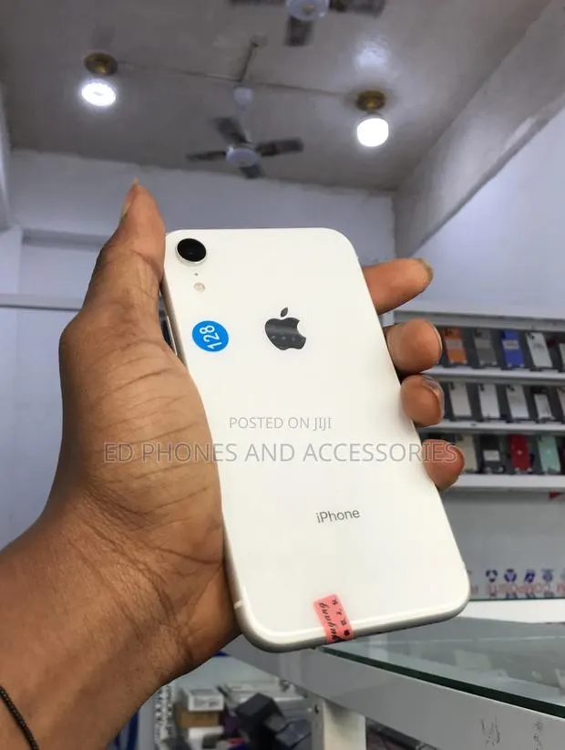 Apple iPhone XR 128 GB White · Photo 1