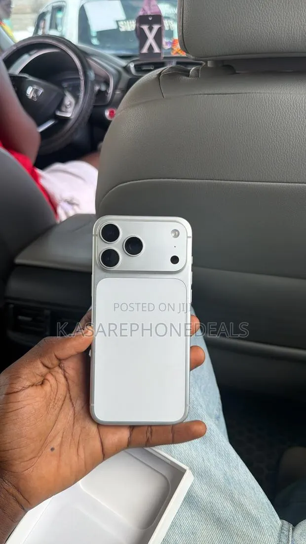 Apple iPhone 17 Pro Max 256 GB Silver · Photo 1