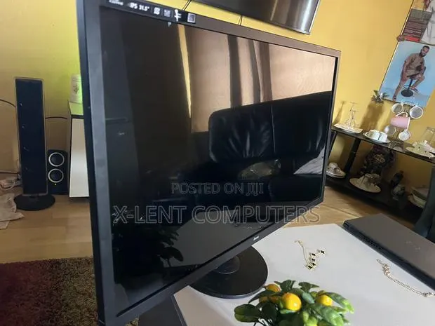 32 Inches Monitor · Photo 1
