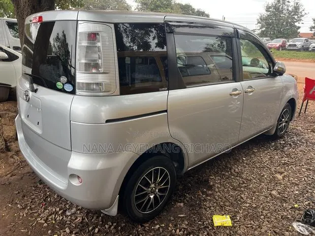 Toyota Sienta 1.5 FWD 2013 Silver · Photo 1