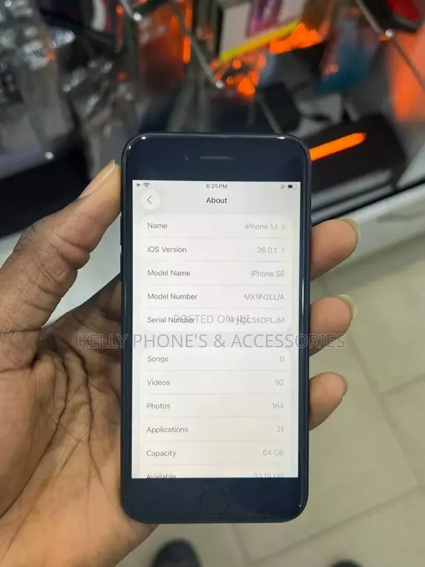 Apple iPhone SE (2020) 128 GB Black · Photo 1