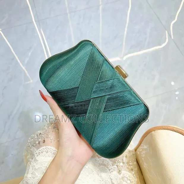 Ribbon Pattern Clutch · Photo 1