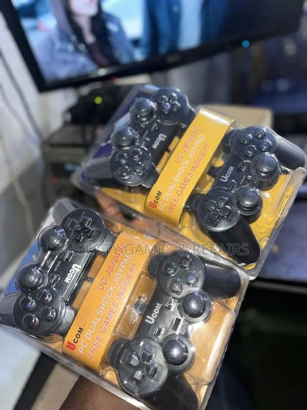 Twins Ucom Controllers · Photo 1