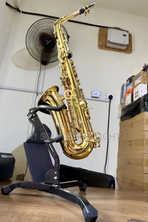 Yamaha YAS Alto Saxophone With Stand · Photo 1