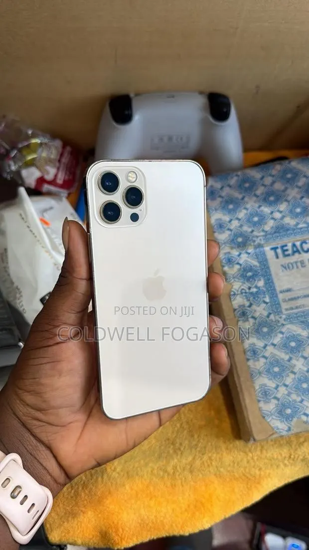 Apple iPhone 12 Pro 128 GB Gold · Photo 1
