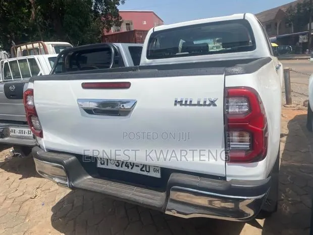 Toyota Hilux 2020 White · Photo 1