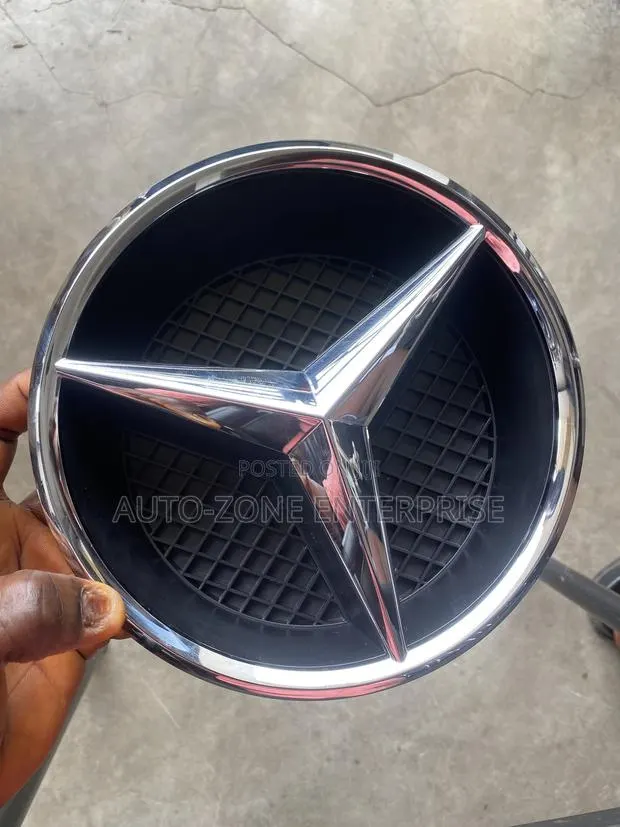 Mercedes Benz GLC-300 Front Bumper Crown · Photo 1
