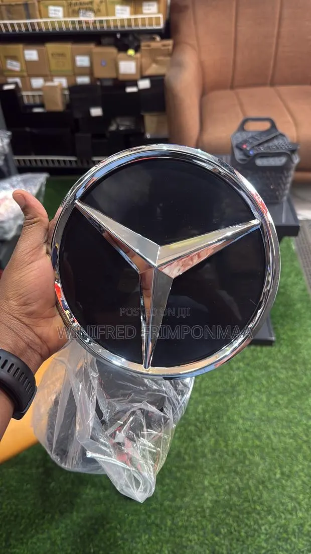 Mercedes Benz Front Crown · Photo 1