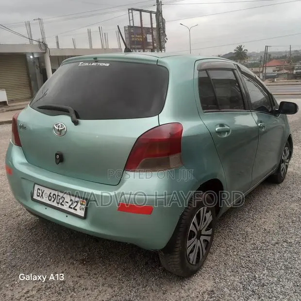 Toyota Vitz 1.3 FWD 3dr 2010 Green · Photo 1