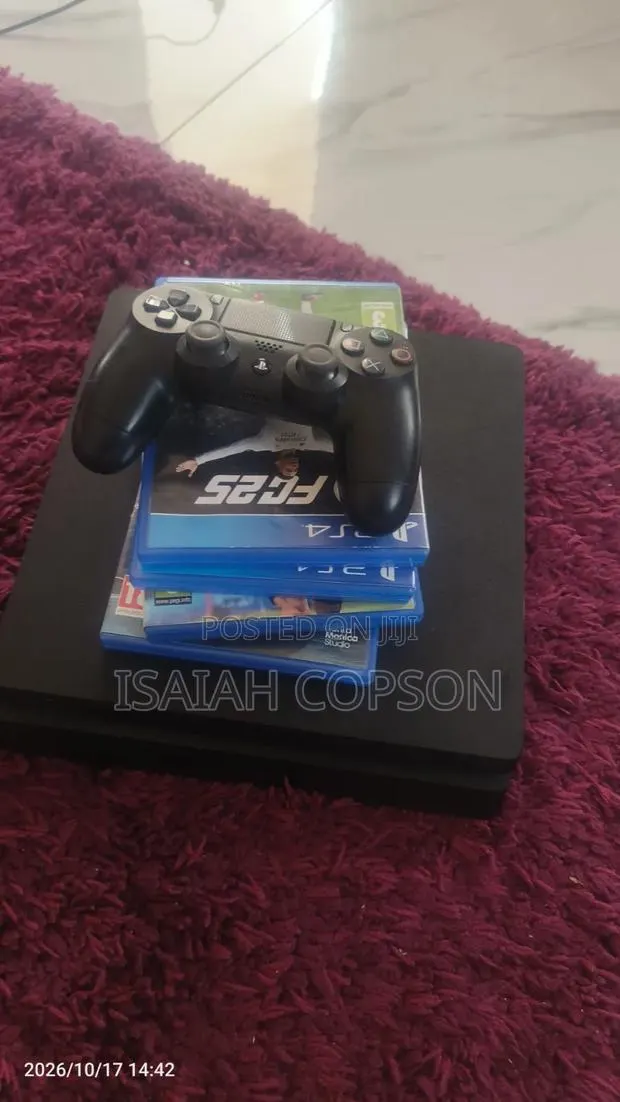 Sony PlayStation 4 Slim · Photo 1