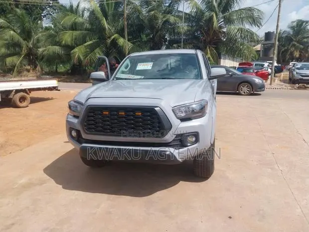 Toyota Tacoma TRD Pro 2021 Silver · Photo 1