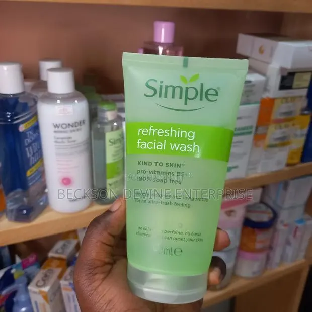 Simple Moisturising Facial Wash 150ml · Photo 1