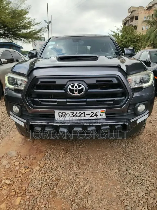 Toyota Tacoma 2018 Gray · Photo 1
