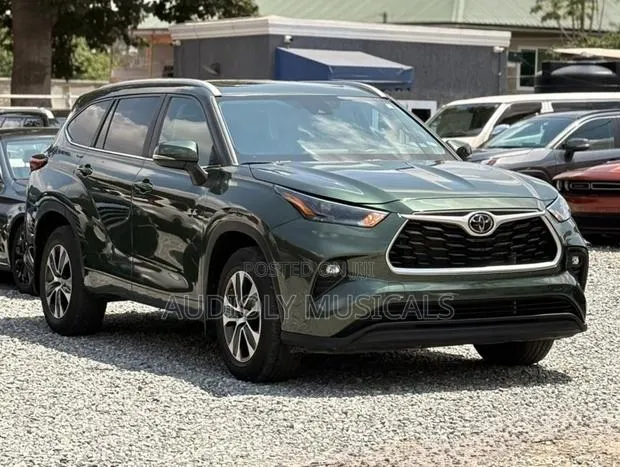 Toyota Highlander XLE AWD 2023 Green · Photo 1