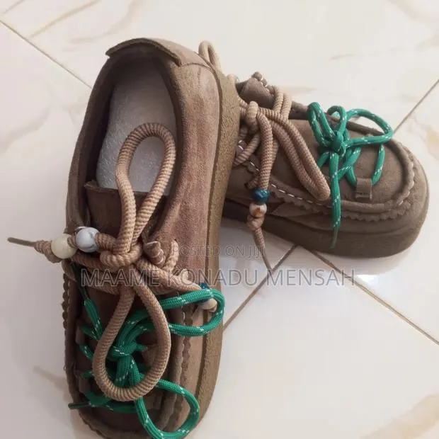 Kids Sneakers · Photo 1